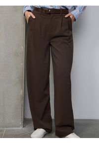 Sinsay - Spodnie wide leg z paskiem - brązowy. Kolor: brązowy
