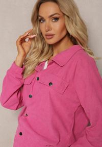 Renee - Fuksjowy Komplet Dresowy Utility Krótka Bluza z Kołnierzem i Spodnie Joggery z Kieszeniami Cargo Literria. Kolor: różowy. Materiał: dresówka