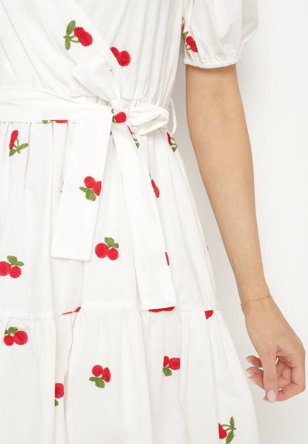 Born2be - Biała Sukienka Bawełniana z Gumką w Pasie w Wisienki Alova. Okazja: na co dzień. Kolor: biały. Materiał: bawełna. Długość rękawa: krótki rękaw. Typ sukienki: kopertowe. Styl: casual