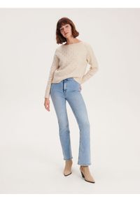 Reserved - Sweter z ozdobnym splotem - beżowy. Kolor: beżowy. Materiał: dzianina. Wzór: ze splotem #1