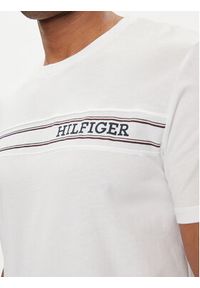 TOMMY HILFIGER - Tommy Hilfiger T-Shirt UM0UM03196 Biały Regular Fit. Kolor: biały. Materiał: bawełna #4