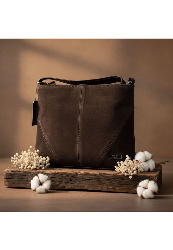 Shopperka skórzana SHE zamszowa 677 czekolada. Materiał: skórzane. Styl: elegancki