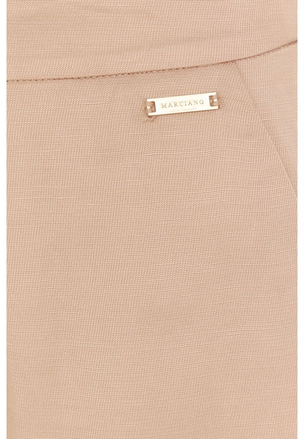 Marciano Guess spodnie z domieszką lnu damskie kolor beżowy szerokie high waist. Stan: podwyższony. Kolor: beżowy. Materiał: len
