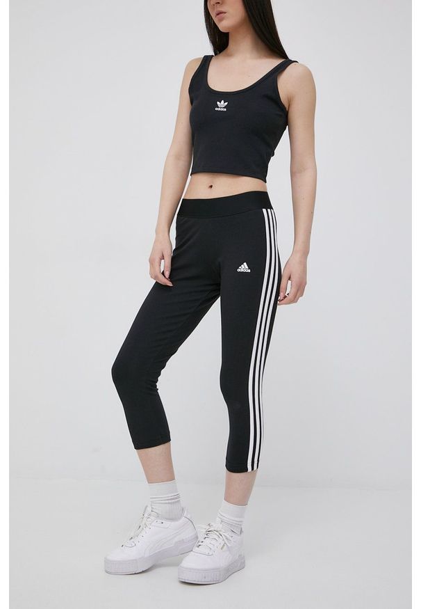 Adidas - adidas legginsy damskie kolor czarny z aplikacją. Kolor: czarny. Materiał: dzianina, materiał, bawełna. Wzór: aplikacja