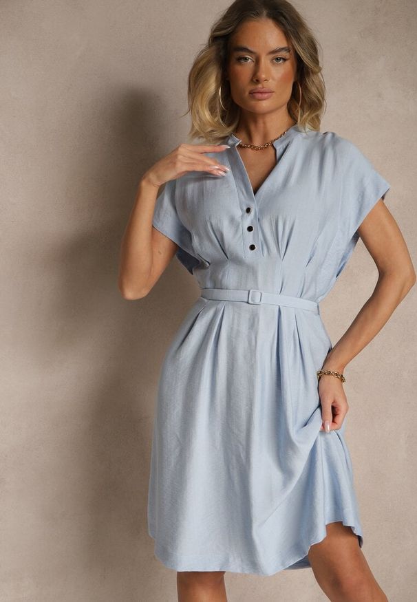Renee - Niebieska Rozkloszowana Sukienka z Wiskozy z Paskiem Zapinana na Napy Seporine. Okazja: na co dzień. Typ kołnierza: dekolt w serek. Kolor: niebieski. Materiał: wiskoza. Styl: klasyczny, elegancki, casual