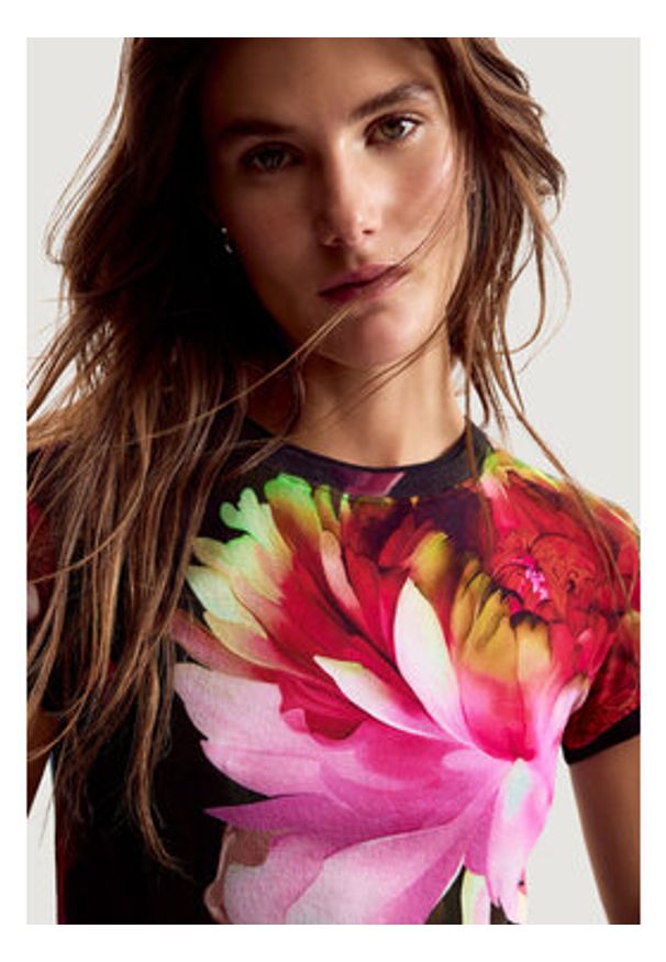 Desigual T-Shirt Multiflowers Lacroix 26SWTK49 Czarny Regular Fit. Kolor: czarny. Materiał: bawełna