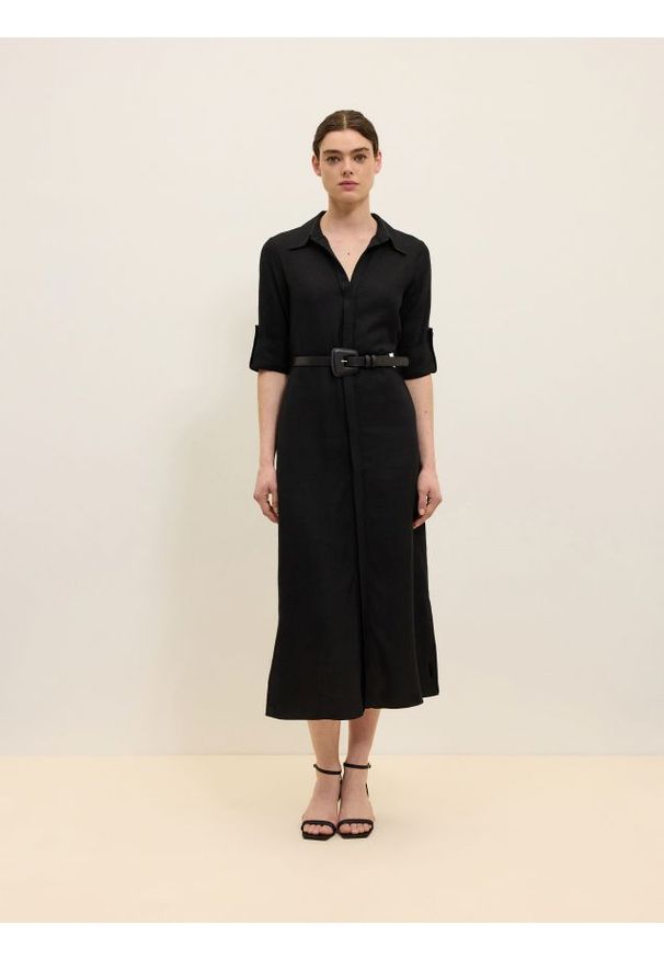 Reserved - Sukienka midi z wiskozy z paskiem - czarny. Kolor: czarny. Materiał: wiskoza. Wzór: gładki. Długość: midi
