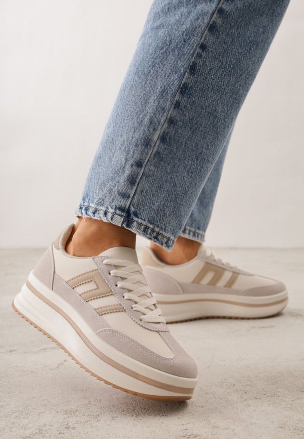 Renee - Beżowe Sneakersy na Platformie z Geometrycznym Motywem Hippiopis. Okazja: na co dzień. Kolor: beżowy. Materiał: jeans. Wzór: geometria. Obcas: na platformie