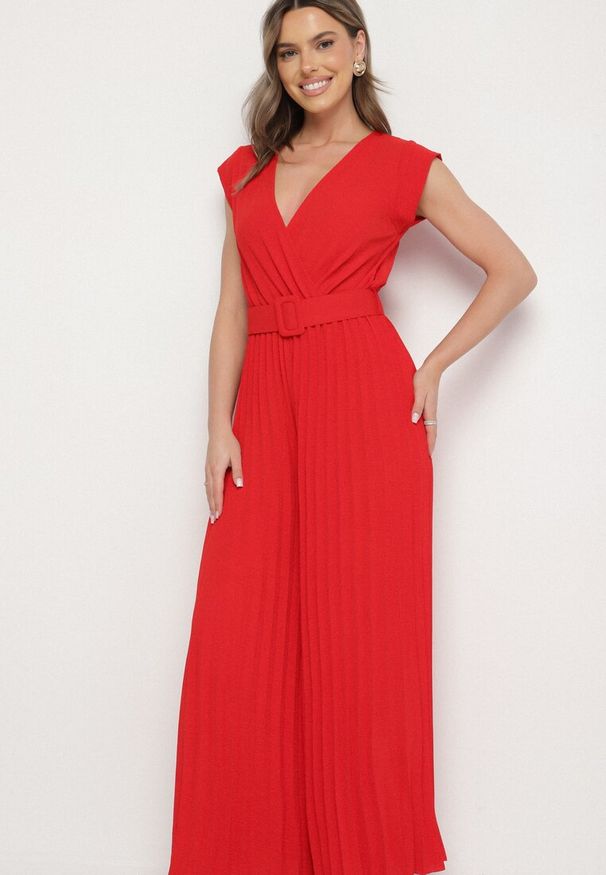 Born2be - Czerwony Kombinezon o Kopertowym Kroju z Plisami i Paskiem w Talii Salivania. Okazja: na wesele, na imprezę, na studniówkę, na ślub cywilny. Kolor: czerwony. Styl: klasyczny, elegancki