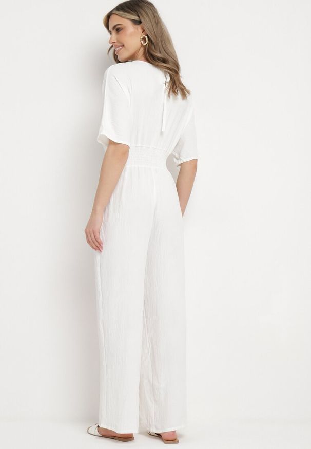 Born2be - Biały Taliowany Kombinezon z Kopertową Górą i Długimi Szerokimi Nogawkami Loni. Okazja: na co dzień. Kolor: biały. Długość: długie. Styl: casual, klasyczny, elegancki