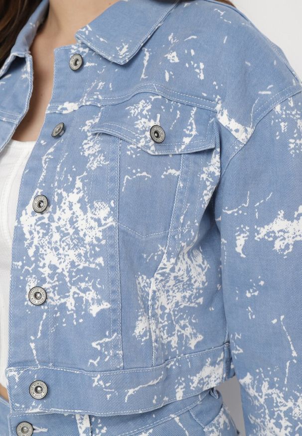 Born2be - Niebieska Kurtka Jeansowa z Efektem Sprania o Krótkim Fasonie Anafia. Kolor: niebieski. Materiał: jeans. Długość: krótkie. Wzór: aplikacja