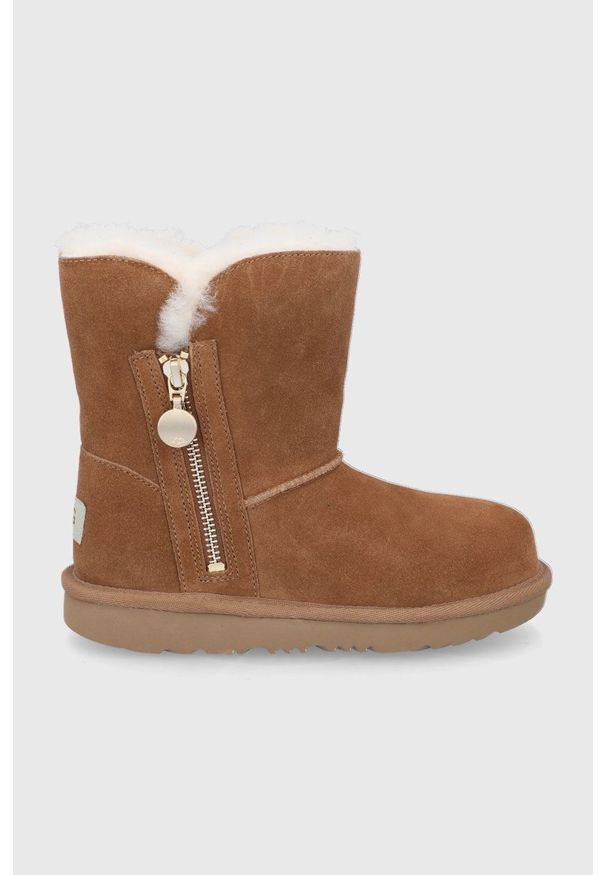 Ugg - UGG Śniegowce zamszowe dziecięce Bailey Zip Short kolor brązowy. Nosek buta: okrągły. Kolor: brązowy. Materiał: zamsz