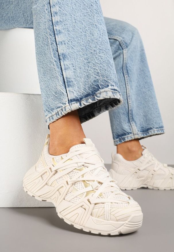Renee - Beżowe Sneakersy Ozdobione Geometrycznym Motywem Pollines. Okazja: na co dzień. Zapięcie: sznurówki. Kolor: beżowy. Materiał: jeans. Wzór: aplikacja, geometria