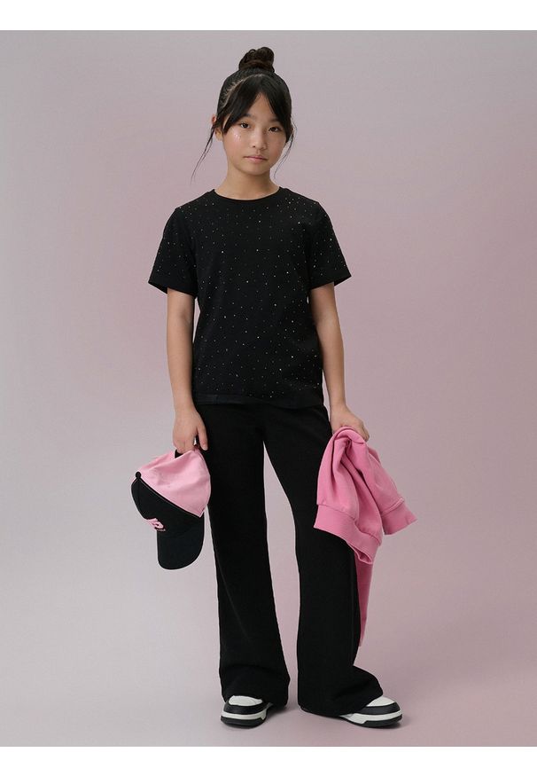 4f - 4F T-shirt regular dziewczęcy - czarny 146 (10-11 lat). Okazja: na co dzień. Kolor: czarny. Materiał: skóra, dzianina, bawełna, materiał. Długość rękawa: krótki rękaw. Długość: krótkie. Wzór: aplikacja. Sezon: lato. Styl: casual