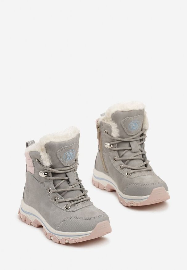 Born2be - Jasnoszare Płaskie Botki Trekkingowe Ozdobione Tłoczeniem i Sznurowaniem Lorista. Okazja: na co dzień. Kolor: szary. Materiał: jeans. Wzór: aplikacja. Styl: młodzieżowy, casual, elegancki