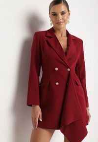 Born2be - Bordowa Taliowana Sukienka o Kroju Marynarki z Mini Trenem Besista. Kolor: czerwony. Długość rękawa: długi rękaw. Wzór: aplikacja. Styl: elegancki, klasyczny. Długość: mini #1