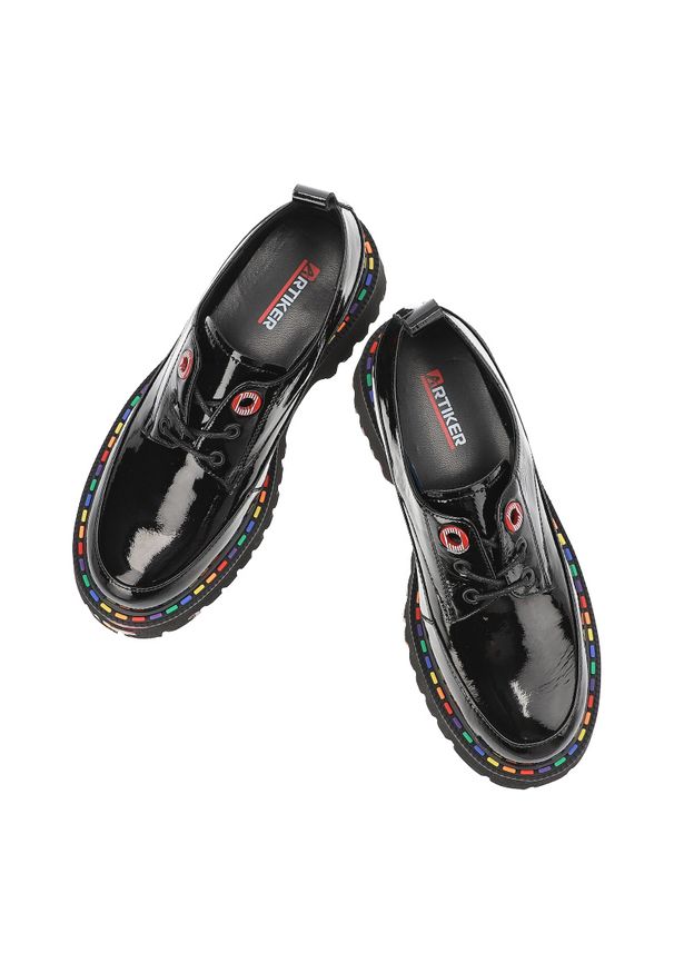 Czarne Półbuty Artiker Eleganckie Lakierowane Obuwie Damskie. Okazja: na co dzień. Kolor: czarny. Materiał: lakier. Wzór: kolorowy. Styl: elegancki