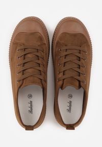 Born2be - Brązowe Trampki z Imitacji Zamszu z Nieregularną Podeszwą ze Żłobieniami Naranatea. Okazja: na co dzień, na randkę. Kolor: brązowy. Materiał: zamsz. Szerokość cholewki: normalna. Styl: casual #2