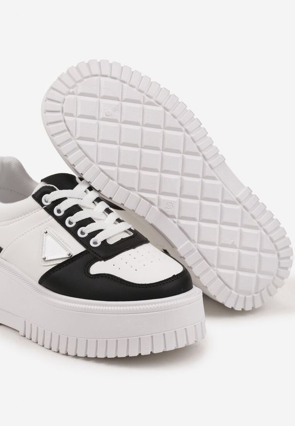 Born2be - Biało-Czarne Sneakersy na Karbowanej Platformie Feniora. Okazja: na co dzień. Kolor: biały. Sezon: lato, wiosna. Obcas: na platformie
