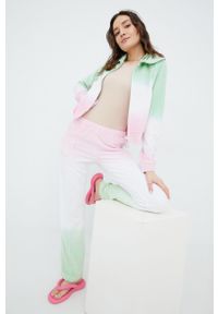 Juicy Couture bluza damska kolor różowy z aplikacją. Okazja: na co dzień. Kolor: różowy. Długość rękawa: raglanowy rękaw. Wzór: aplikacja. Styl: casual