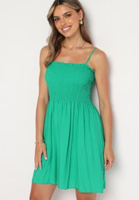 Born2be - Zielona Bawełniana Sukienka na Ramiączkach z Marszczonym Dekoltem Krisele. Okazja: na randkę, na spacer, na co dzień. Kolor: zielony. Materiał: bawełna. Długość rękawa: na ramiączkach. Sezon: lato. Typ sukienki: proste. Styl: casual #4