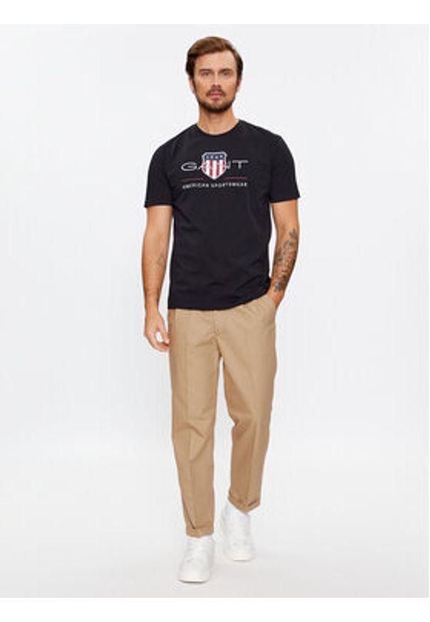 GANT - Gant T-Shirt Reg Archive Shield Ss 2003199 Czarny Regular Fit. Kolor: czarny. Materiał: bawełna