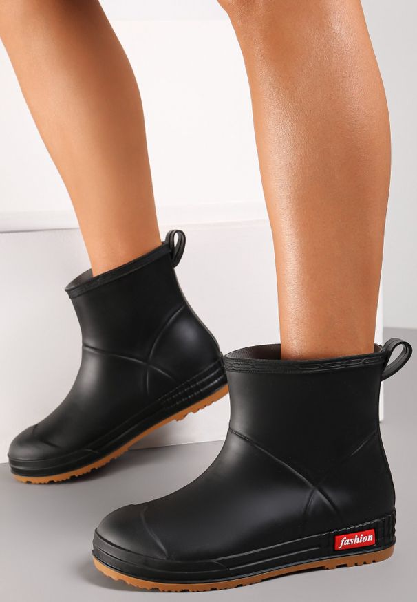 Born2be - Czarne Kalosze Melenope. Okazja: na co dzień. Wysokość cholewki: za kostkę. Nosek buta: okrągły. Kolor: czarny. Materiał: guma. Szerokość cholewki: szeroka. Wzór: gładki, jednolity, napisy, kolorowy. Styl: casual