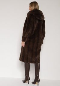 Born2be - Brązowy Płaszcz Futerko w Pionowy Wzór z Kapturem Cahroris. Typ kołnierza: kaptur. Kolor: brązowy. Materiał: futro. Styl: klasyczny, elegancki #2