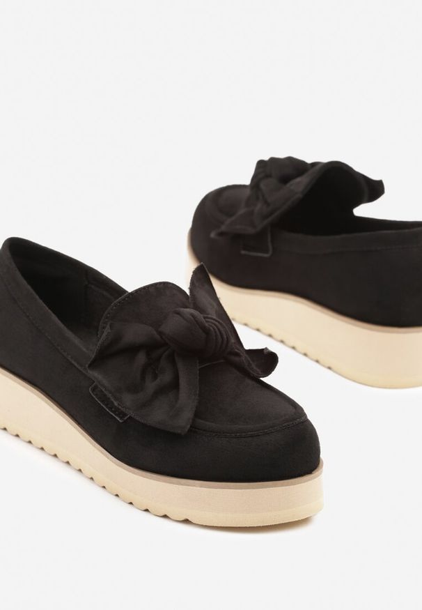 Renee - Czarne Mokasyny z Ekozamszu na Niskiej Platformie z Ozdobną Kokardą Nusalena. Okazja: na co dzień. Kolor: czarny. Materiał: jeans. Obcas: na platformie. Styl: elegancki, casual