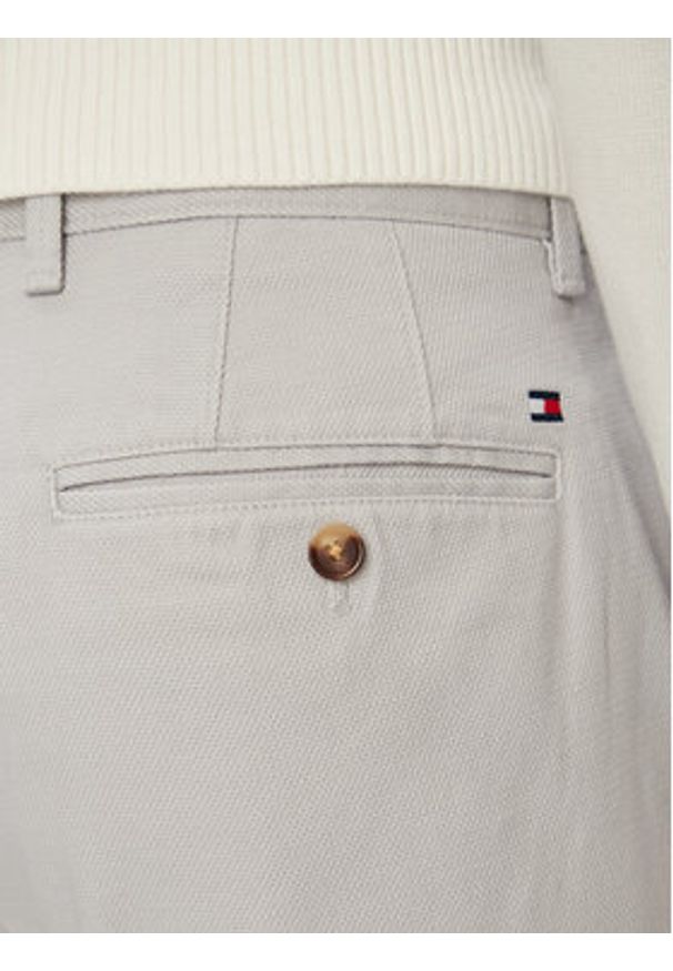 TOMMY HILFIGER - Tommy Hilfiger Chinosy Denton MW0MW43151 Szary jasny Regular Fit. Kolor: szary. Materiał: bawełna