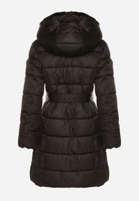 Born2be - Czarna Długa Kurtka Ozdobiona Pikowaniem z Nieodpinanym Kapturem i Paskiem Lidaveia. Okazja: na co dzień. Kolor: czarny. Materiał: jeans. Długość: długie. Wzór: aplikacja. Styl: klasyczny, casual, elegancki #4