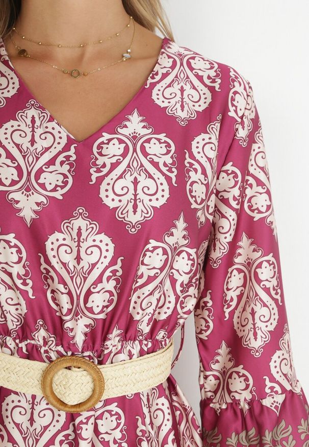 Born2be - Fuksjowa Sukienka Rozkloszowana z Paskiem w Talii Taze. Okazja: na co dzień. Typ kołnierza: dekolt w kształcie V. Kolor: różowy. Materiał: tkanina. Sezon: jesień, wiosna. Typ sukienki: rozkloszowane. Styl: casual