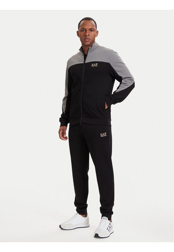 EA7 Emporio Armani Dres 7M002405 AF10377 UC001 Czarny Regular Fit. Kolor: czarny. Materiał: bawełna