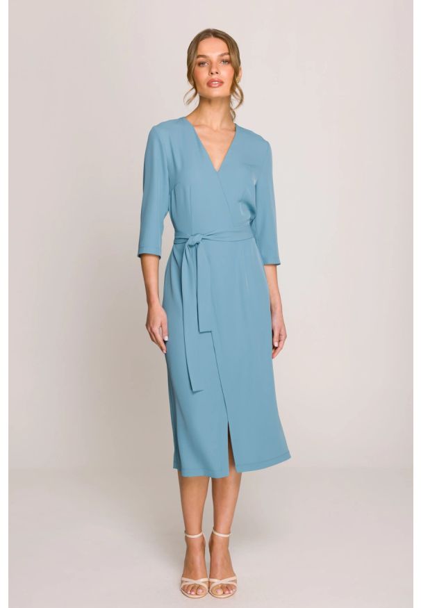 Stylove - Elegancka sukienka midi z dekoltem V i rozcięciem niebieska. Okazja: na spotkanie biznesowe. Typ kołnierza: typu klepsydra, dekolt w kształcie V. Kolekcja: dla wysokich. Kolor: różowy, czarny, niebieski. Wzór: gładki. Typ sukienki: kopertowe. Materiał: guma, satyna, tkanina, elastan. Styl: elegancki. Długość: midi