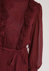Born2be - Bordowa Elegancka Sukienka z Bufiastymi Rękawami i Koronkowymi Falbankami Sewlina. Okazja: na co dzień, do pracy. Typ kołnierza: kołnierz z falbankami. Kolor: czerwony. Materiał: koronka. Styl: elegancki #5