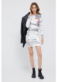 Desigual sukienka kolor biały mini dopasowana. Kolor: biały. Materiał: materiał, wiskoza, dzianina. Długość rękawa: długi rękaw. Typ sukienki: dopasowane. Długość: mini #3