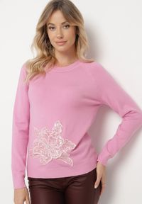 Born2be - Różowy Sweter Ozdobiony Cekinami Koralikami i Cyrkoniami w Kształcie Kwiatka Romiella. Okazja: na co dzień. Kolor: różowy. Materiał: jeans. Wzór: aplikacja, kwiaty. Styl: klasyczny, casual, elegancki