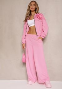 Renee - Różowy Komplet Dresowy z Wiskozą Spodnie o Szerokim Kroju i Bluza z Broszką Redaella. Kolor: różowy. Materiał: dresówka, wiskoza. Wzór: aplikacja