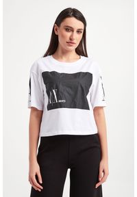 Armani Exchange - T-shirt ARMANI EXCHANGE. Materiał: tkanina, bawełna. Długość rękawa: krótki rękaw. Długość: krótkie. Wzór: aplikacja, nadruk