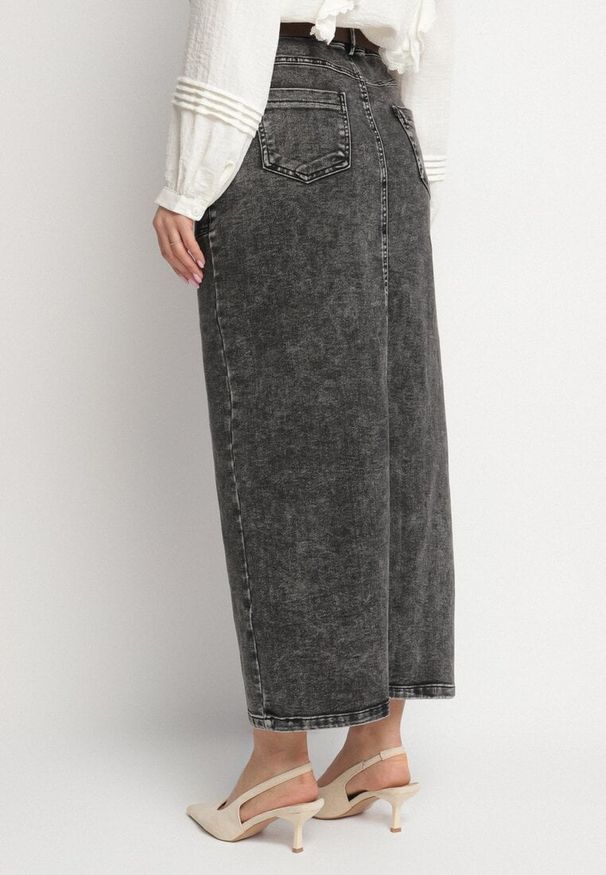 Born2be - Czarna Spódnica Jeansowa o Ołówkowym Kroju z Dodatkowym Paskiem Inelira. Okazja: na co dzień. Kolor: czarny. Materiał: jeans. Styl: casual