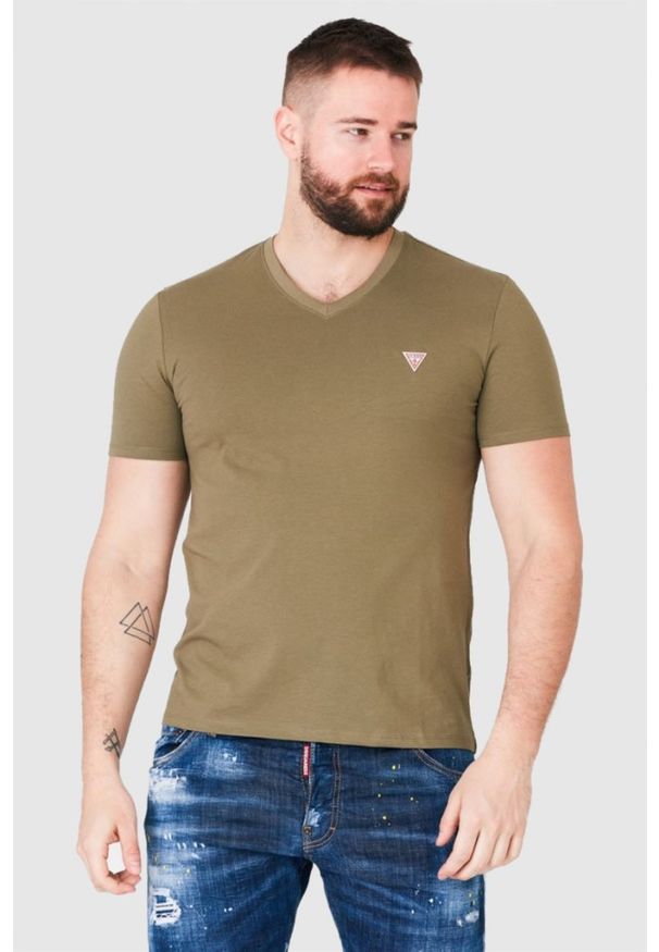 Guess - GUESS Khaki t-shirt męski w serek, Rozmiar S. Typ kołnierza: dekolt w serek. Kolor: zielony. Wzór: aplikacja