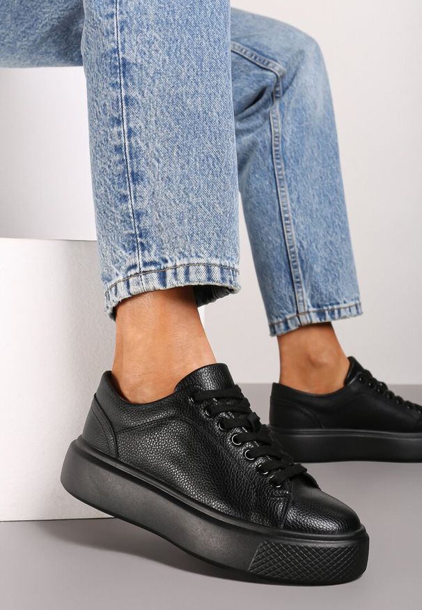Born2be - Czarne Klasyczne Sznurowane Sneakersy na Grubej Podeszwie Teralla. Okazja: na co dzień. Zapięcie: sznurówki. Kolor: czarny. Materiał: jeans, satyna