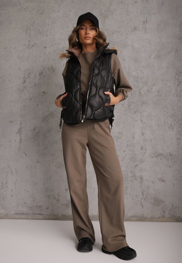 Renee - Czarna Kamizelka z Odpinanym Kapturem Ozdobnym Pikowaniem i Stoperami Liolena. Okazja: na spacer, na imprezę. Kolor: czarny. Materiał: jeans. Styl: elegancki, sportowy