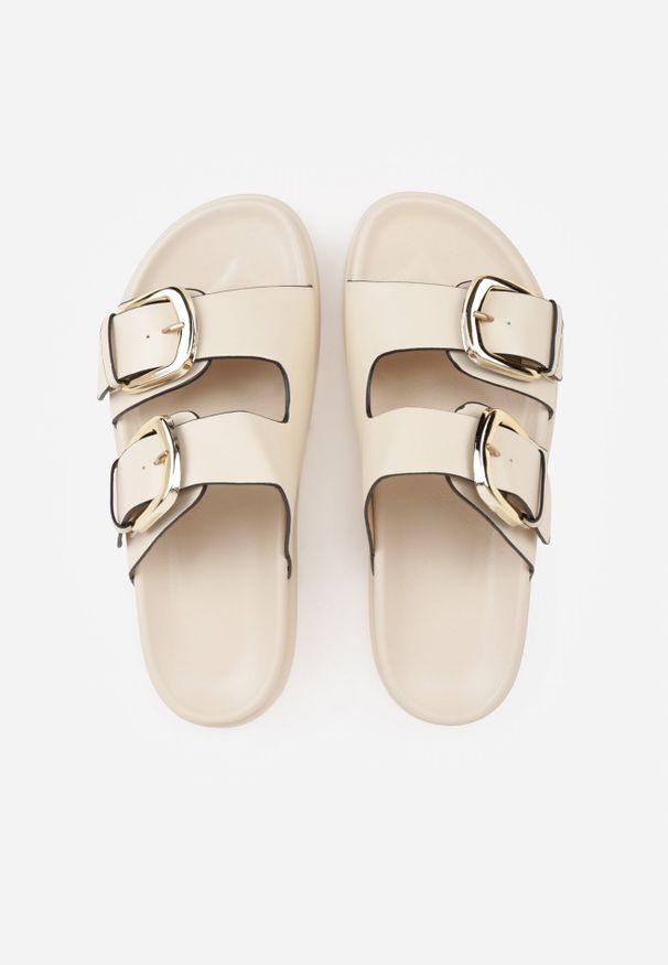 Born2be - Beżowe Klapki Ozdobione Dwoma Paskami i Klamrami Jilryna. Okazja: na co dzień. Kolor: beżowy. Materiał: jeans, len. Wzór: aplikacja. Sezon: lato. Styl: klasyczny, casual