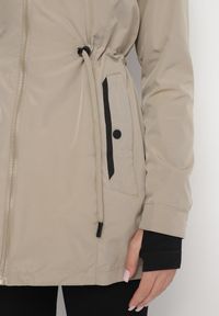 Born2be - Ciemnobeżowa Kurtka Parka ze Sznurkiem w Talii i Kapturem Teridi. Okazja: na co dzień, na spacer. Kolor: beżowy. Materiał: jeans. Długość rękawa: długi rękaw. Długość: długie. Styl: casual #6