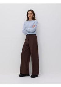 Reserved - Szerokie spodnie z kantem - ciemnobrązowy. Kolor: brązowy. Materiał: wiskoza, tkanina