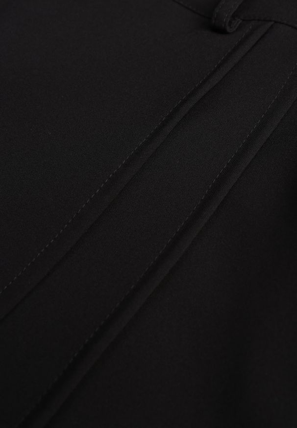 Born2be - Czarne Eleganckie Spódnico-Szorty z Wysokim Stanem o Asymetrycznym Kroju Tinalina. Okazja: na imprezę, do pracy, na co dzień. Stan: podwyższony. Kolor: czarny. Długość: krótkie. Styl: elegancki