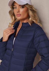 Renee - Granatowa Casualowa Kurtka Ozdobiona Pikowaniem Nelionea. Okazja: na co dzień. Kolor: niebieski. Materiał: jeans. Wzór: aplikacja. Styl: casual