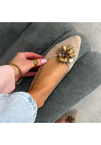 Beżowe czółenka damskie M.Daszyński Sa201a-4. Okazja: na imprezę, na co dzień. Kolor: beżowy. Materiał: zamsz. Wzór: kwiaty, aplikacja. Sezon: wiosna, lato. Obcas: na obcasie. Styl: wizytowy, casual, klasyczny, elegancki. Wysokość obcasa: niski #1