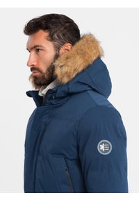 Ombre Clothing - Długa ocieplana męska kurtka parka z rozpinanym dołem – granatowa V5 OM-JALJ-0184 - XXL. Typ kołnierza: kołnierzyk stójkowy. Kolor: niebieski. Materiał: guma, futro, poliester, syntetyk, materiał, tkanina. Długość: długie. Wzór: aplikacja, gładki #6